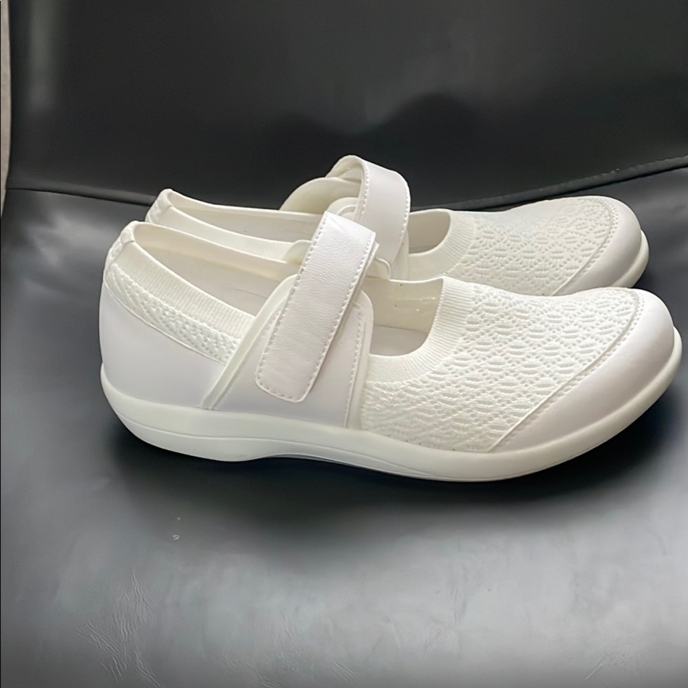 Comfortable White Velcro Strap Shoes